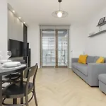 Bright, Cozy Apartment Close To The Airport By Noclegi Renters
